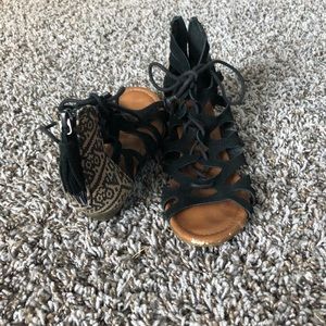 Minnie Tonka Brown and Black sandals.